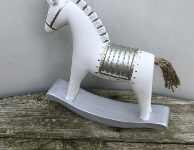 Koník dekoračný hojdací so zlatým sedlom